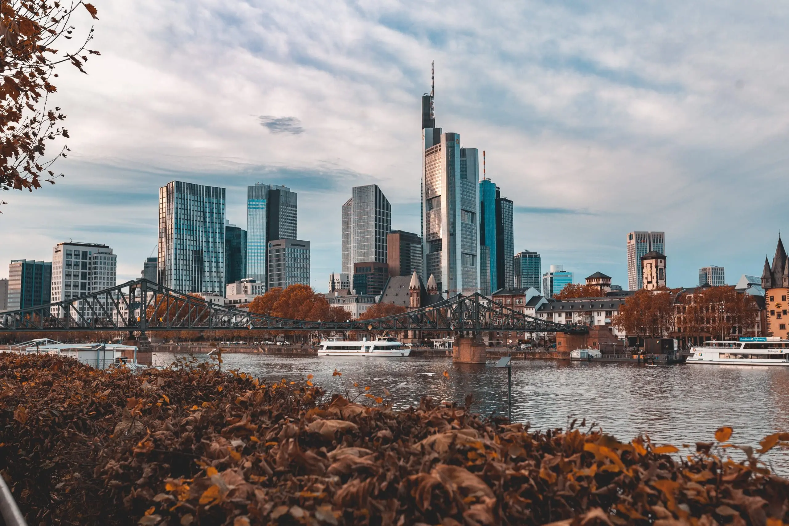 stefan-elvis-stiuca–KvPqtX3Hyo-unsplash Frankfurter Skyline mit Main und Brücke im Herbst