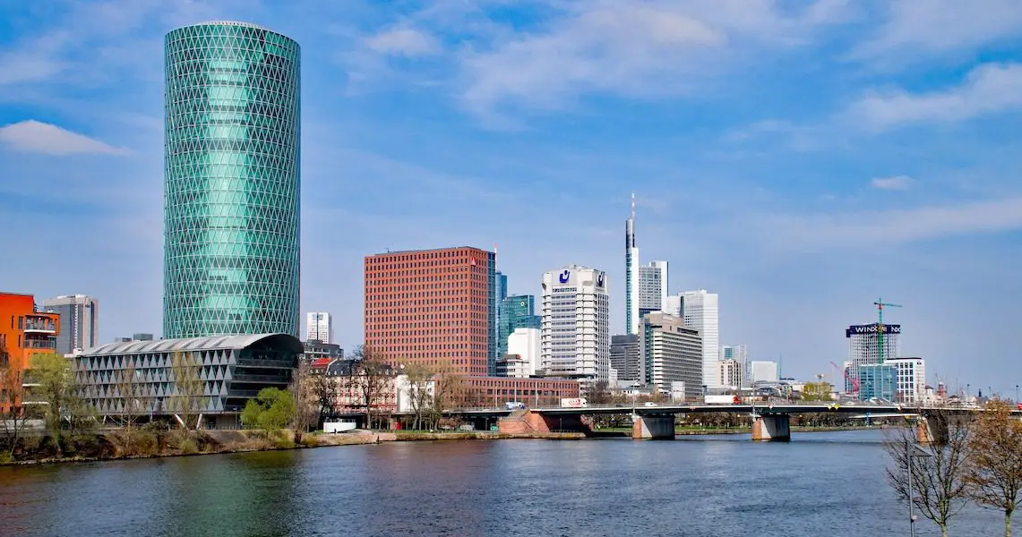 mainufer Mainufer in Frankfurt mit Skyline und Brücke