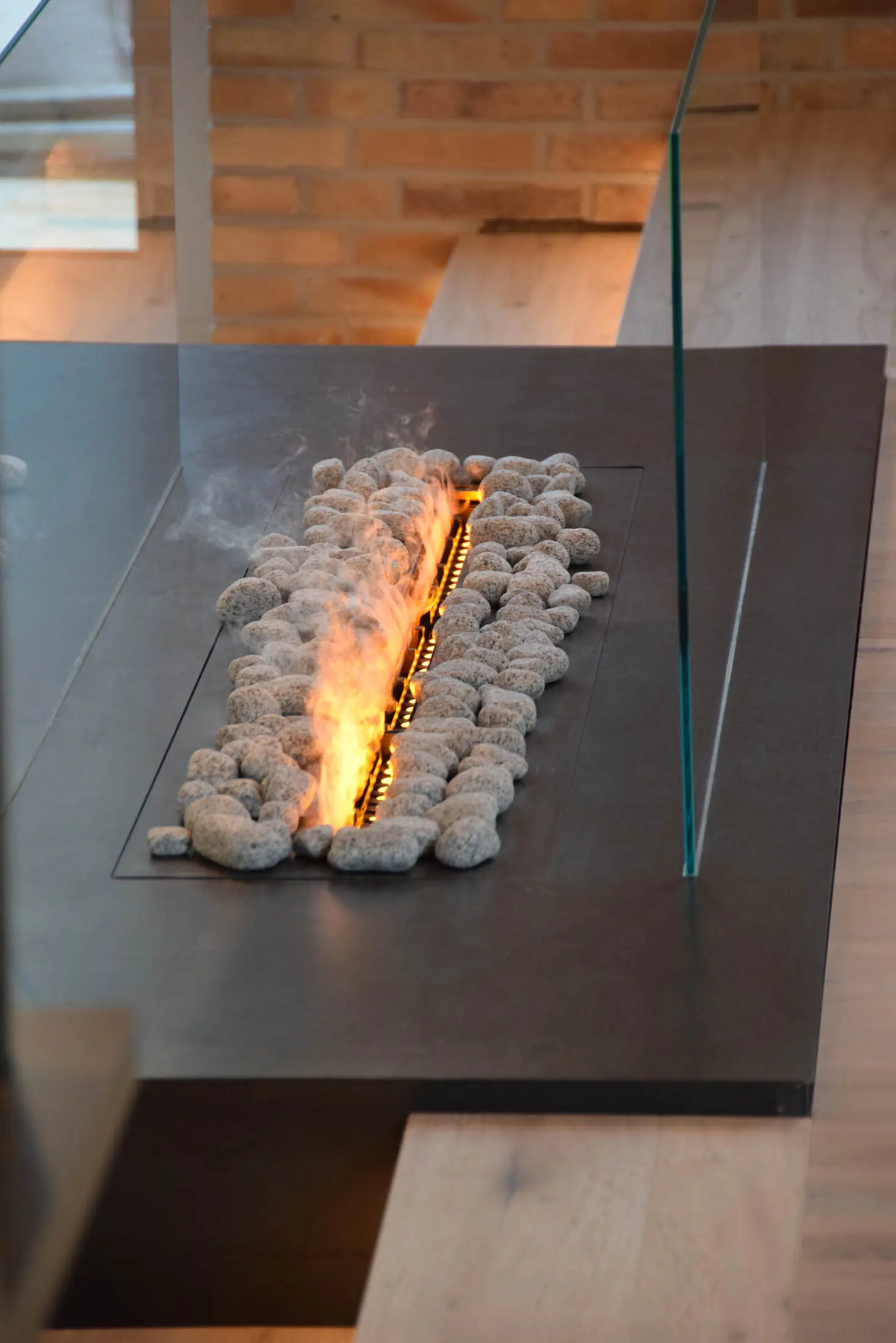 Ethanolkamin mit offener Flamme in der Lounge