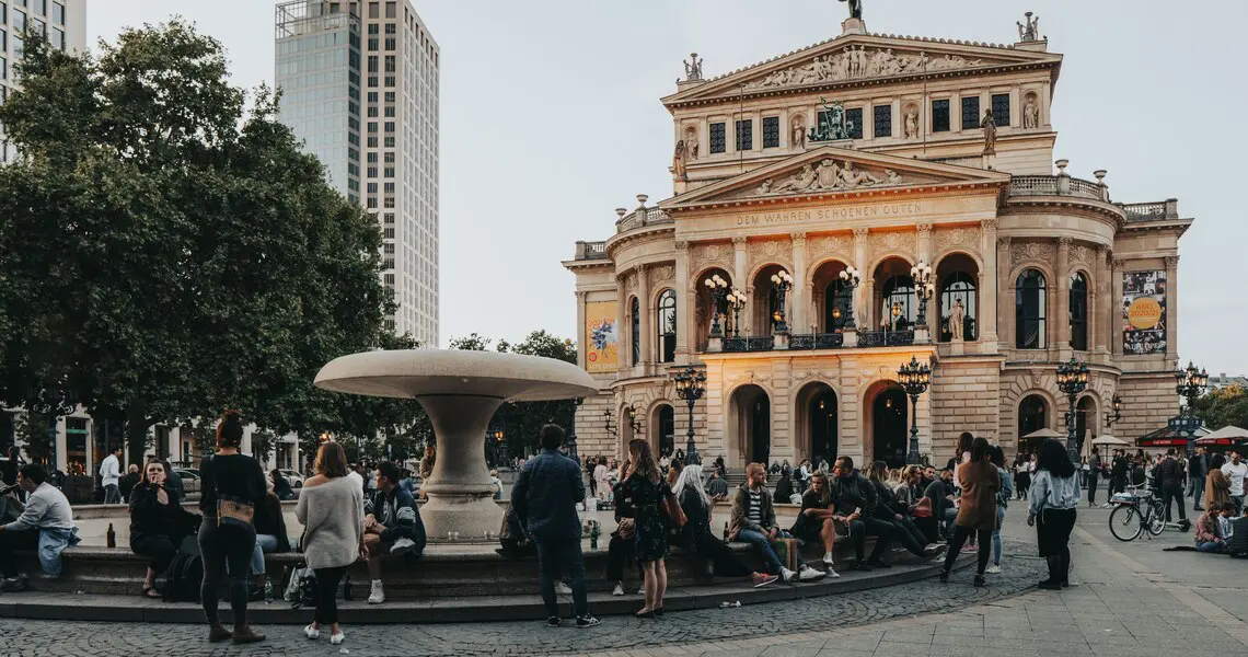 News 5 Belebter Platz vor der Alten Oper in Frankfurt