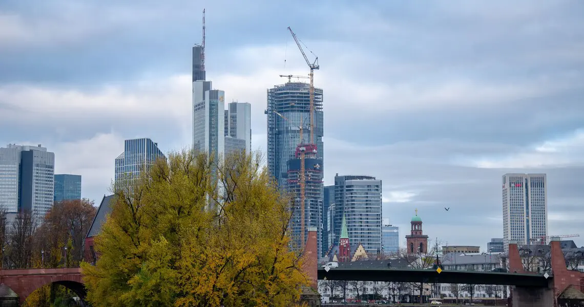 frankfurt-fr01-post-7893 Frankfurter Skyline am Mainufer — Frankfurt