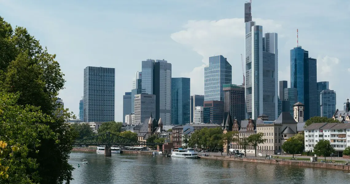 frankfurt-fr11-post-8533 Eiserner Steg mit Frankfurter Skyline — Frankfurt