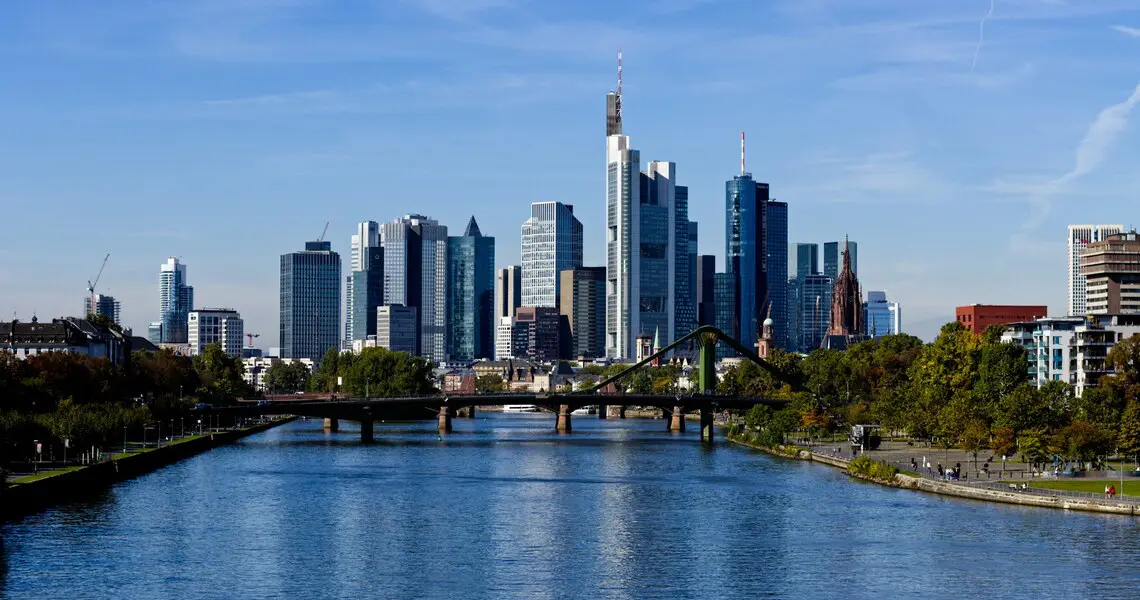 frankfurt-fr12-post-8462-1 Main mit Bruecke und Frankfurter Skyline — Frankfurt