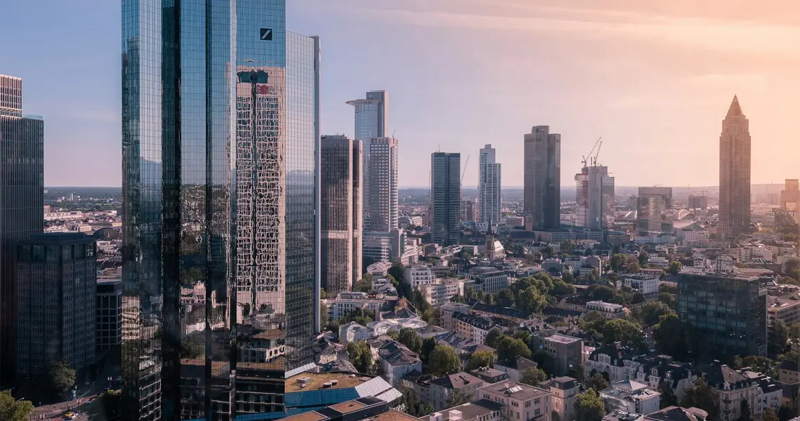 News 6 Frankfurter Finanzviertel (Deutsche Bank & Messeturm) — Frankfurt
