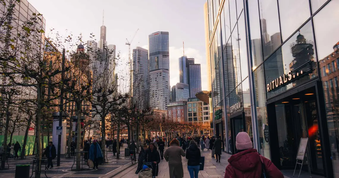 News 2 Menschen auf der Zeil mit Frankfurter Skyline