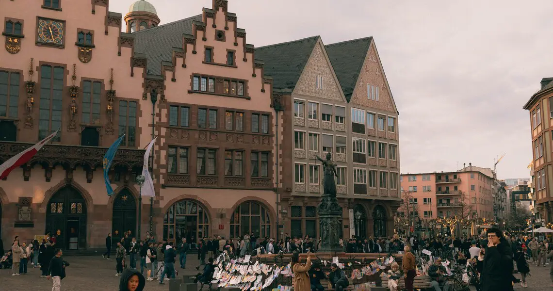 Menschen auf dem Römerberg vor dem Frankfurter Römer