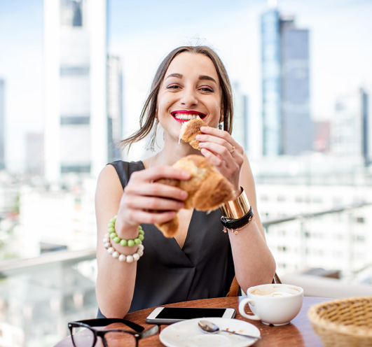 dame frühstückt mit frankfurter skyline im hintergrund