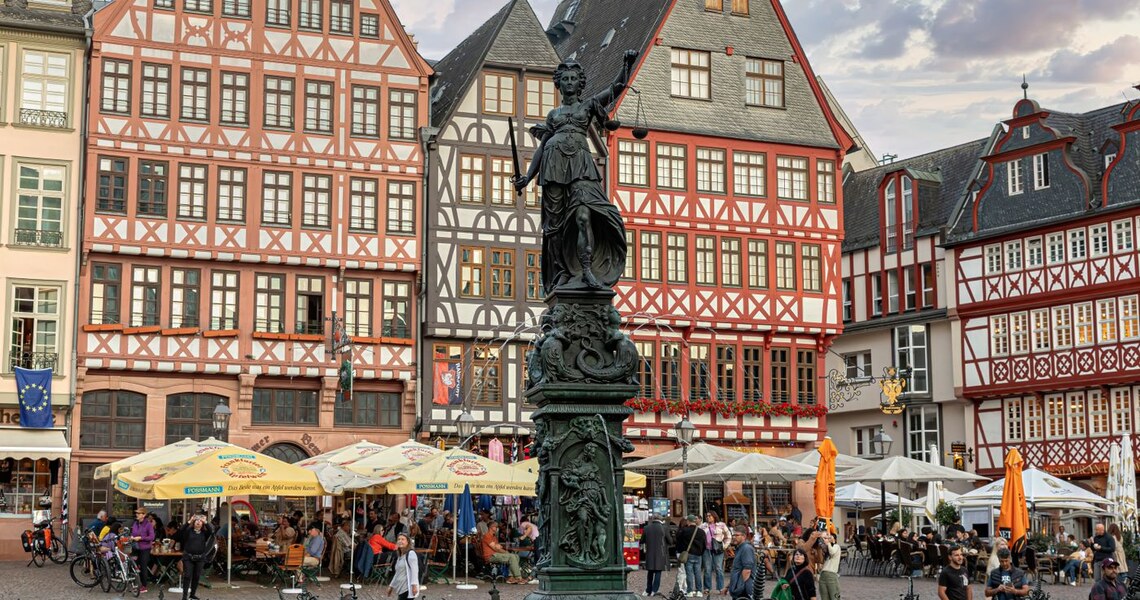 News 7 Belebter Roemerberg mit Gerechtigkeitsbrunnen und Aeppelwoi-Gastro in Frankfurt