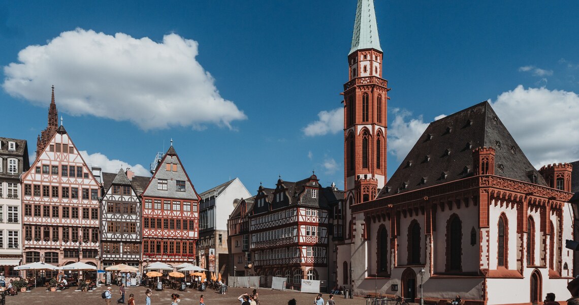 News 5 Menschen und Straßencafés auf dem Frankfurter Römerberg
