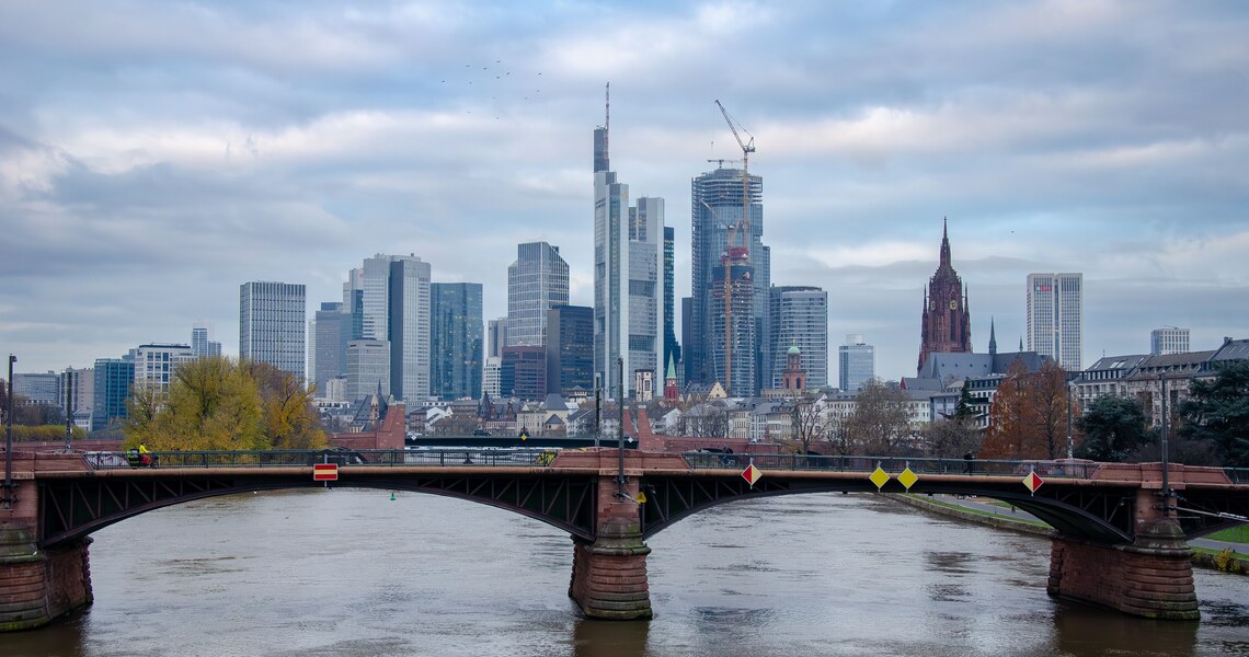 News 7 Frankfurter Skyline mit Alter Bruecke — Frankfurt