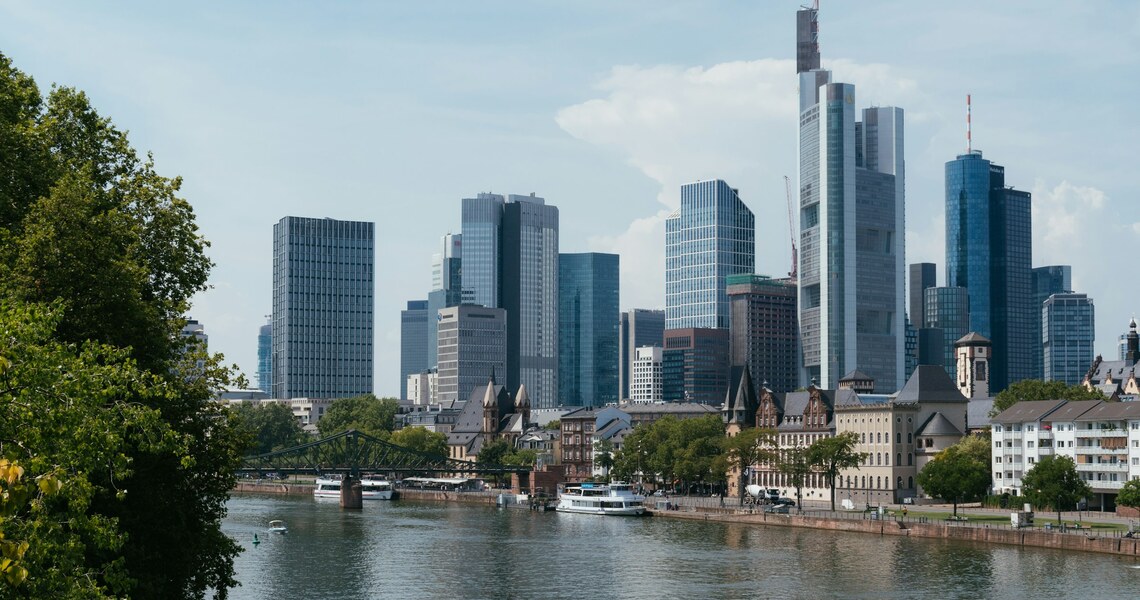 News 2 Eiserner Steg mit Frankfurter Skyline — Frankfurt