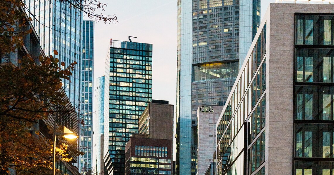 News 8 Frankfurter Innenstadtstrasse mit Skyline — Frankfurt