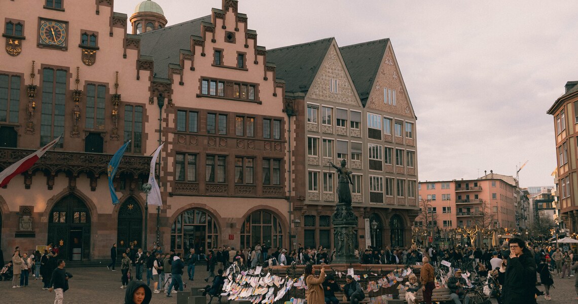 News 9 Menschen auf dem Römerberg vor dem Frankfurter Römer