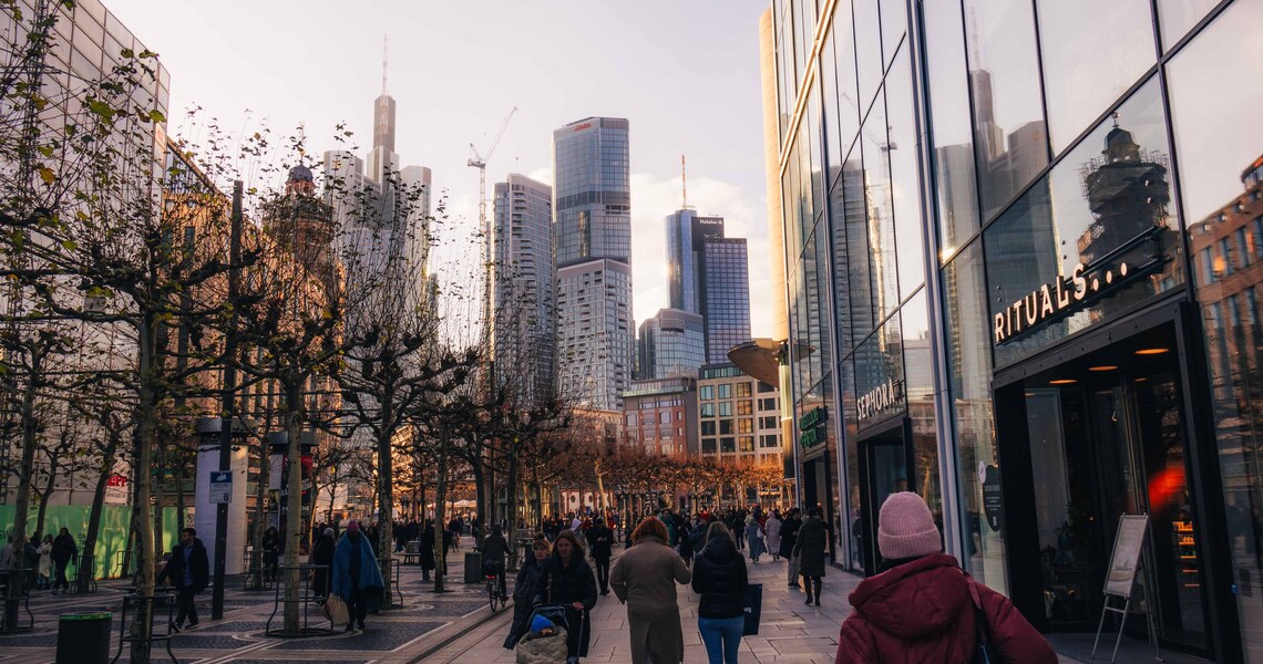 Firmenbuchung möbliertes Apartment in Frankfurt: So geht’s Menschen auf der Zeil mit Frankfurter Skyline